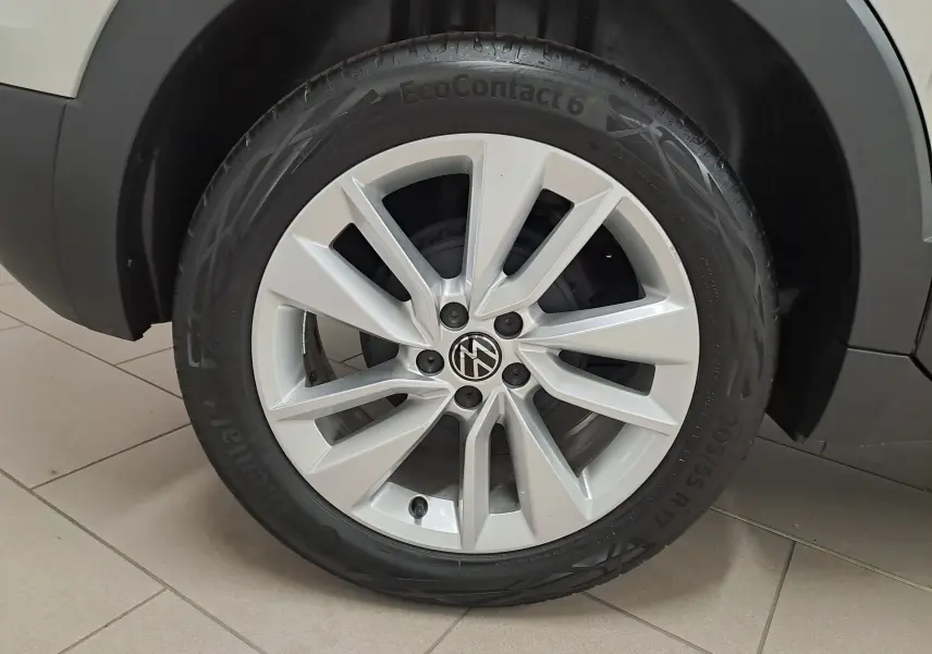 Gros plan sur la roue avant droite du Volkswagen T-Cross 2024 Gris Ascot avec jante alliage et pneu Continental EcoContact 6.