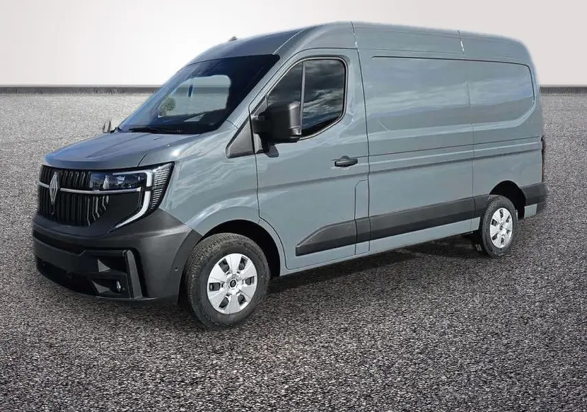 Renault Master gris foncé vu en 3/4 avant droit, avec calandre noire distinctive et feux LED modernes.