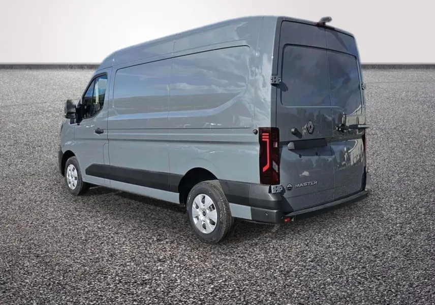 Vue 3/4 arrière droite du Renault Master gris foncé avec feux arrière LED et porte arrière pleine.
