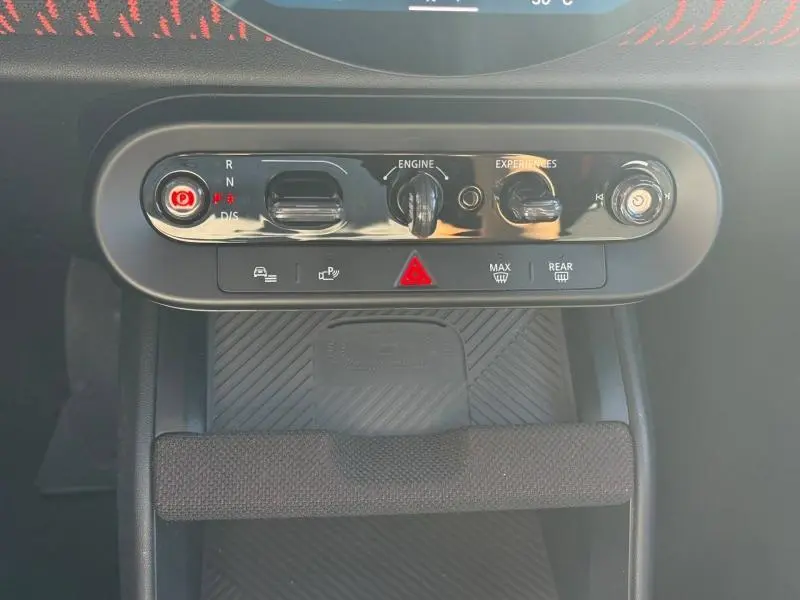 Vue rapprochée de la console centrale noire avec commandes et boutons du MINI Countryman argenté 2025.