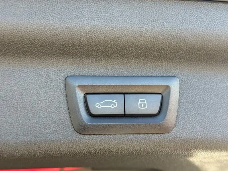 Boutons de commande pour ouverture de coffre et verrouillage, situés dans l'habitacle du MINI Countryman argenté 2025.