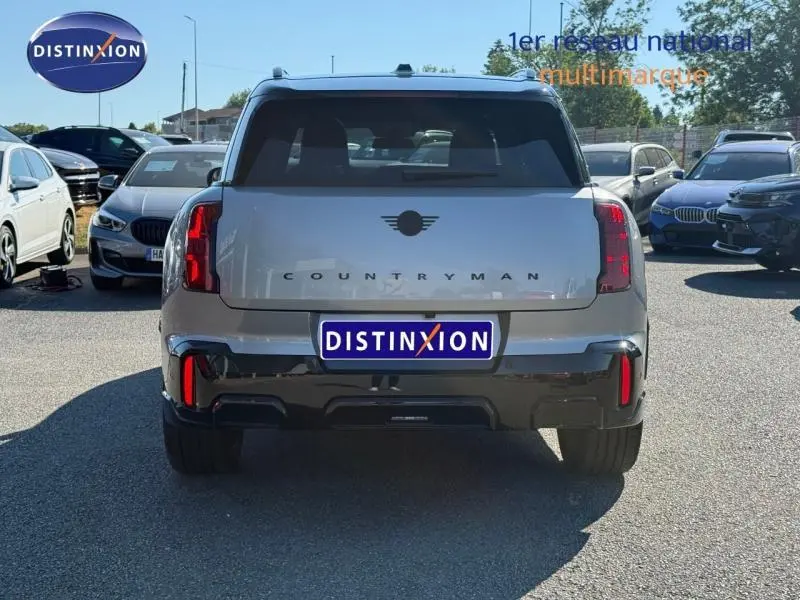 Vue arrière d'un MINI Countryman argenté 2025 avec feux arrière LED et lunette arrière surteintée.