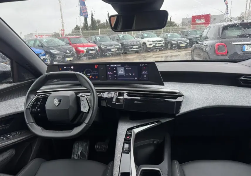 Vue intérieure avant du Peugeot 3008 Hybrid 145 e-DCS6 Allure noir 2025, avec tableau de bord numérique et volant compact.