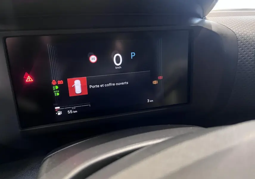 Tableau de bord numérique de Citroën C4 2025 noir, affichant alerte porte et coffre ouverts à l'arrêt.