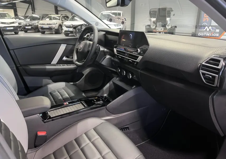 Intérieur avant droit de la Citroën C4 2025 noir métal, avec tableau de bord moderne et sièges Advanced Comfort.