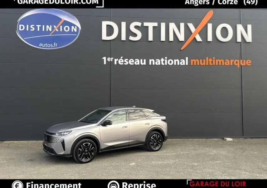 Peugeot 3008 1.2 Hybrid 136 Allure gris clair en 3/4 avant droit, avec phares et jantes noires distinctives.