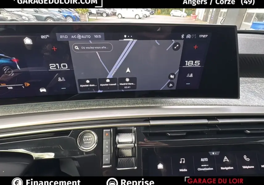 Vue rapprochée de l’intérieur du Peugeot 3008 2024 hybride, montrant l’écran tactile central et les commandes de climatisation.