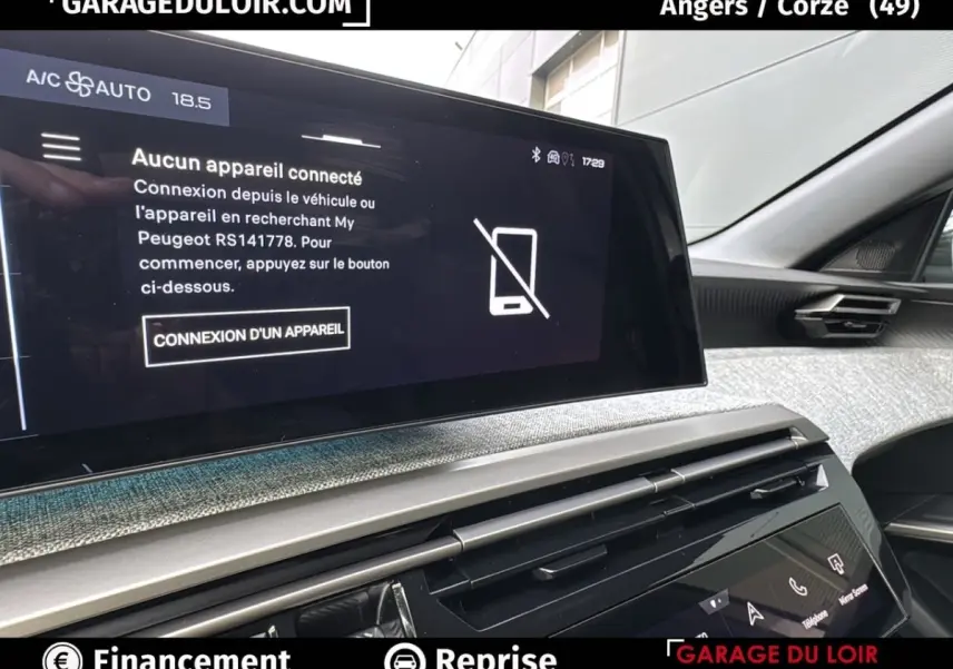 Vue intérieure du tableau de bord du Peugeot 3008 gris clair 2024, avec écran tactile central et système audio visible.