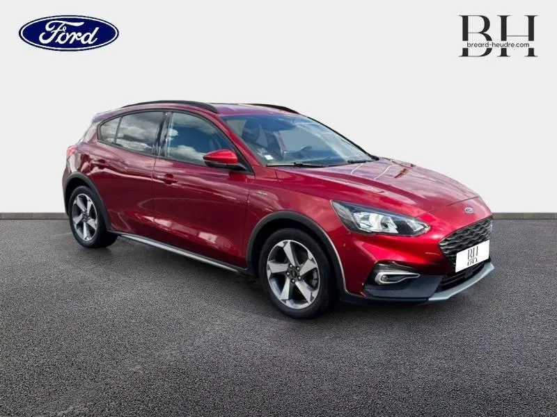 Ford Focus 1.0 EcoBoost 2020 rouge Premium Candy vue 3/4 avant droit avec jantes alu et barres de toit.