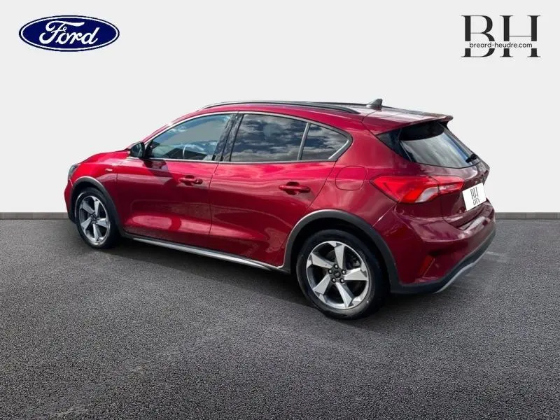 Ford Focus 1.0 EcoBoost 2020 en Premium Rouge Candy, vue 3/4 arrière côté droit avec vitres surteintées et jantes alu.