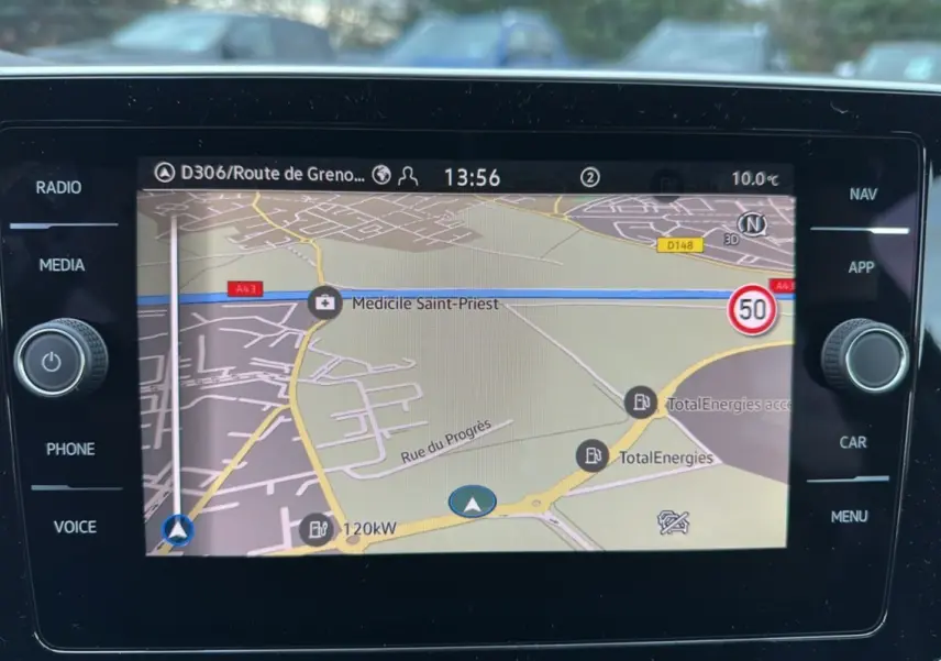 Écran tactile de navigation GPS du Volkswagen T-Cross 2025, affichant une carte routière en intérieur.