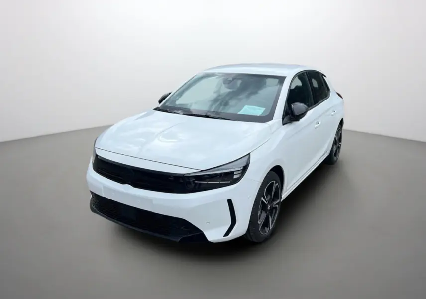 Opel Corsa Hybrid blanc kontur vue 3/4 avant droit avec jantes alu noires et calandre noire distinctive.