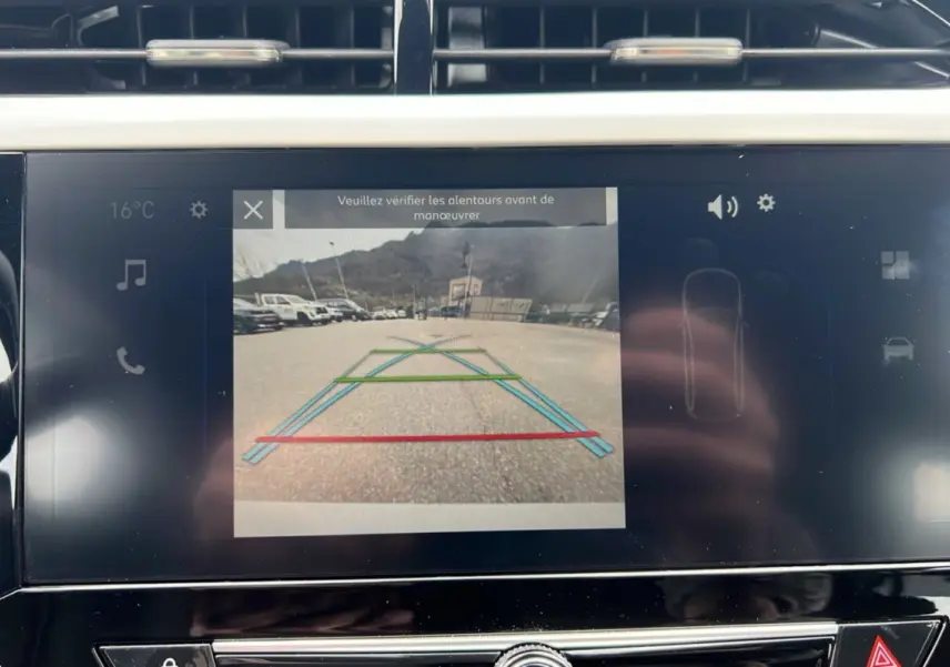 Écran tactile intérieur montrant la caméra de recul d’une Opel Corsa Hybrid blanche Kontur, vue arrière.