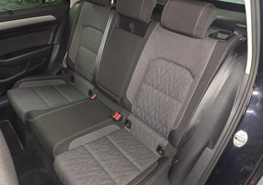 Vue intérieure côté droit des sièges arrière en tissu gris tissé avec motifs géométriques d'une Volkswagen Passat SW noire 2023.