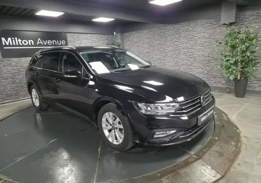 Volkswagen Passat SW noire vue en 3/4 avant droit, avec jantes alliage et vitres teintées en showroom.