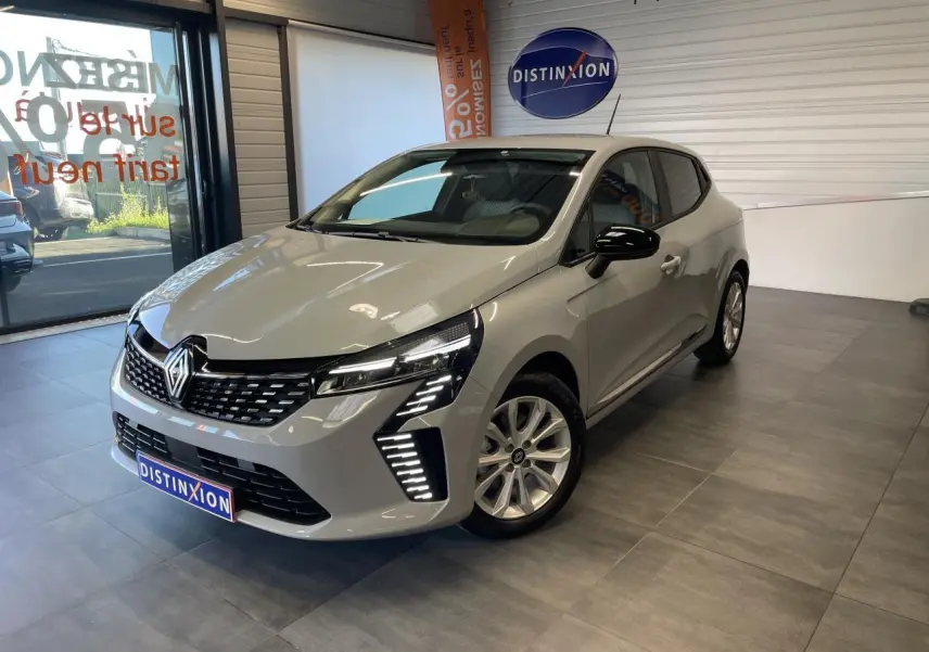 Renault Clio 1.5 Blue dCi 2025 gris Rafale vue 3/4 avant en intérieur avec feux LED et jantes alliage.