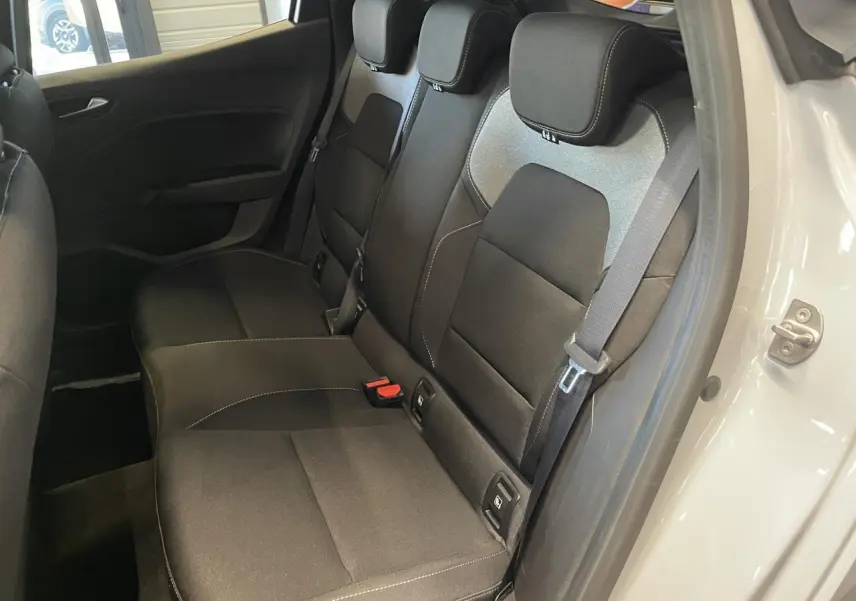 Vue intérieure côté arrière droit sur la banquette tissu gris avec appuis-têtes de la Renault Clio 1.5 Blue dCi 2025.