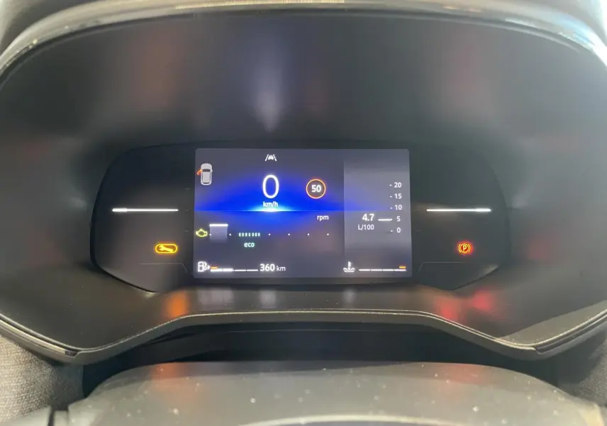 Vue rapprochée du tableau de bord numérique de la Renault Clio 1.5 Blue dCi 2025 affichant la vitesse et la consommation.