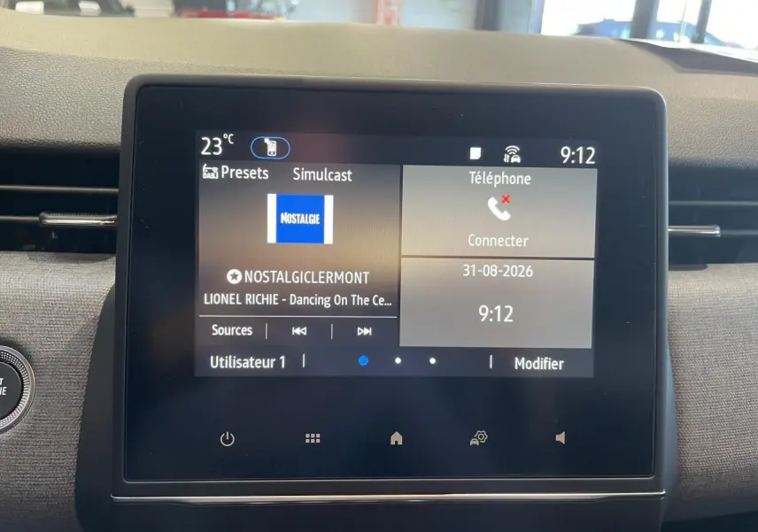 Écran tactile central de la Renault Clio 1.5 Blue dCi 2025 affichant radio et téléphone, vue frontale intérieure.