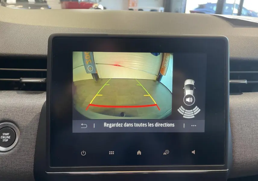 Écran tactile intérieur affichant la caméra de recul d'une Renault Clio 1.5 Blue dCi, vue de face du tableau de bord.