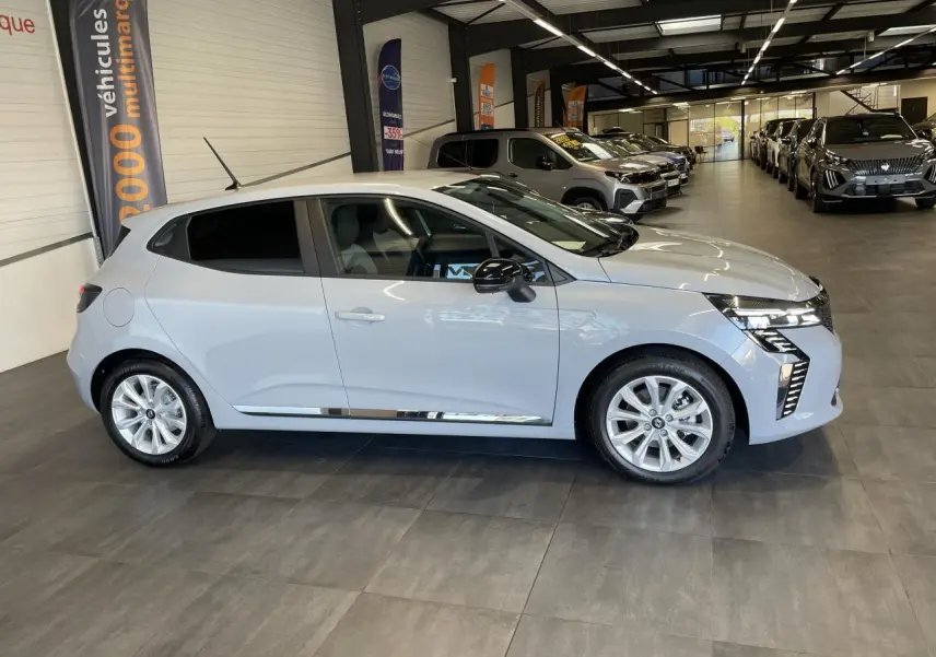 Renault Clio 2025 gris Rafale vue de profil côté gauche, avec jantes alliage et rétroviseurs noirs.