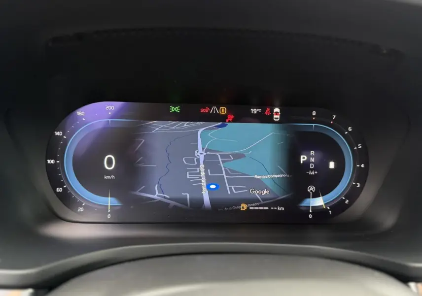 Affichage numérique du tableau de bord Volvo S60 2024 avec navigation GPS et indicateurs de vitesse et de rapport.
