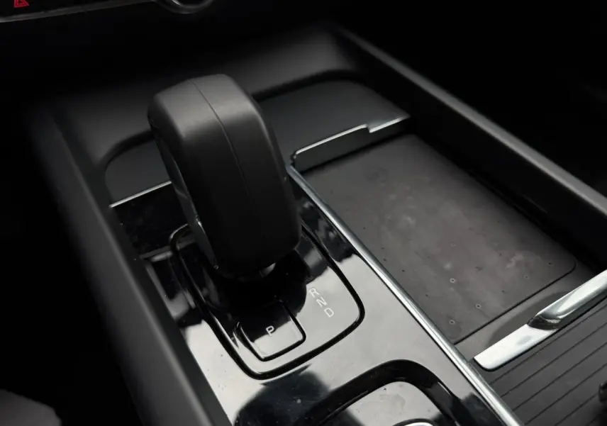 Gros plan sur le levier de vitesses automatique noir dans la console centrale d'une Volvo S60 Gris Denim 2024.