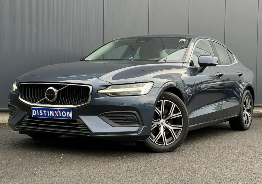 Volvo S60 B4 2024 gris Denim vue 3/4 avant avec jantes alliage 17 pouces et calandre noire chromée.