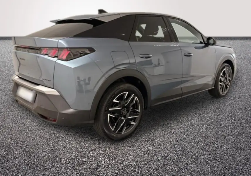 Peugeot 3008 bleu 3/4 arrière droit, jantes 19 pouces, toit noir panoramique, feux arrière LED distinctifs.