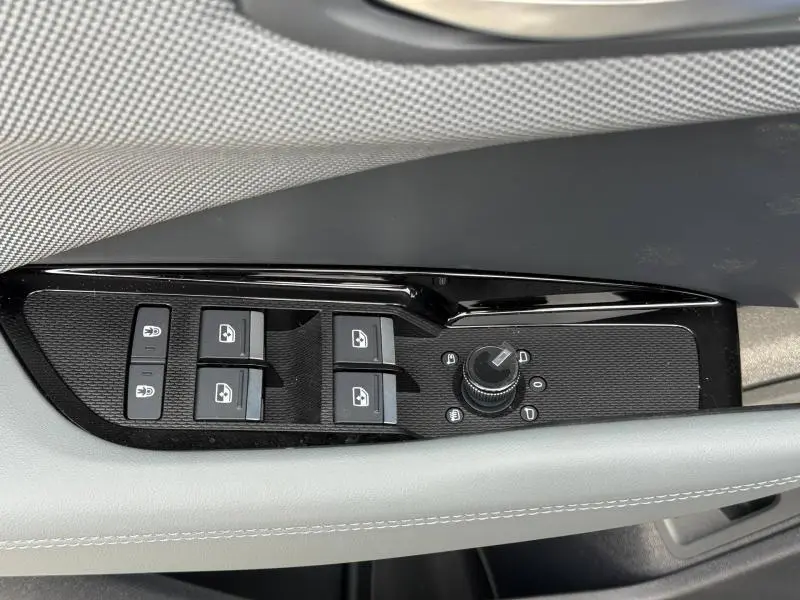 Gros plan sur les commandes de lève-vitres et rétroviseurs côté conducteur de l'Audi Q3 2026, finition S line.