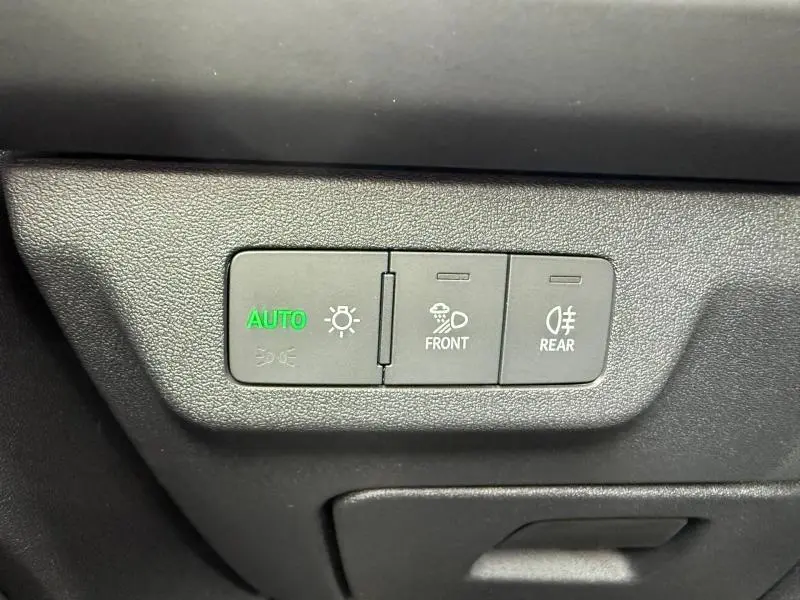 Panneau de commandes d’éclairage avec mode automatique activé dans un Audi Q3 2.0 TDI 150ch S line noir Mythique métallisé.