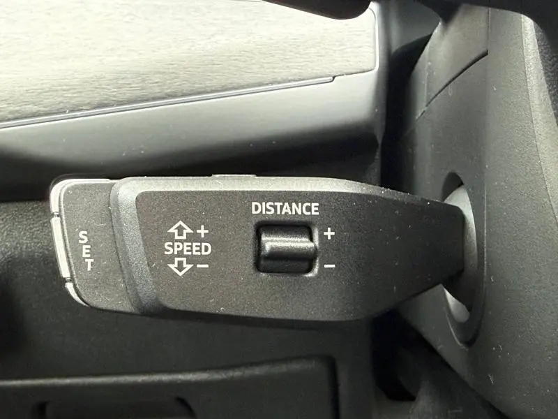 Gros plan sur la commande de régulateur de vitesse dans l'habitacle de l'Audi Q3 2.0 TDI 150ch S line 2026.
