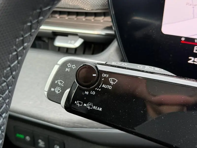 Gros plan sur la commande des essuie-glaces à gauche du volant dans l’Audi Q3 2.0 TDI 150ch S line noir métallisé 2026.