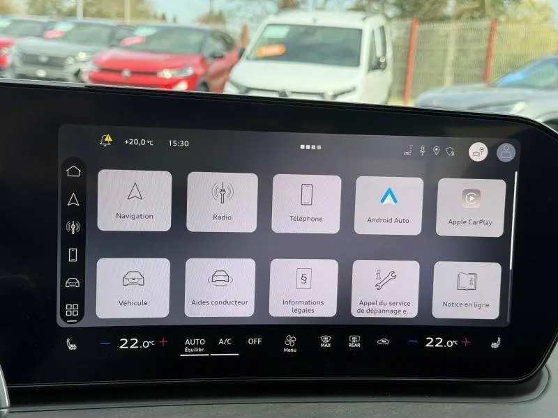 Écran tactile central de l'Audi Q3 2026 affichant les options de navigation, radio, téléphone et connectivité Apple CarPlay.