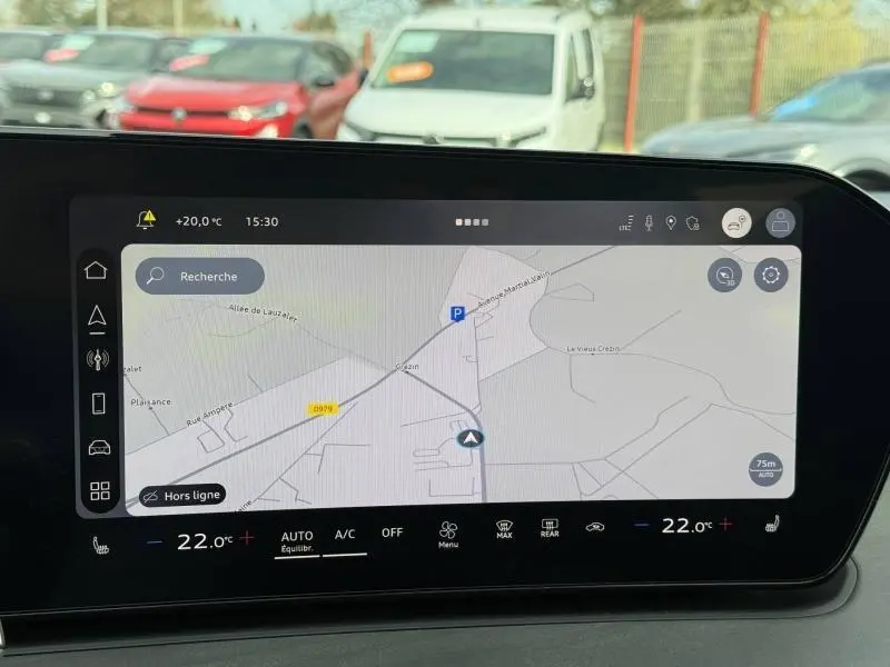 Écran tactile intérieur de l'Audi Q3 2026 affichant la navigation avec commandes climatisation à 22°C.