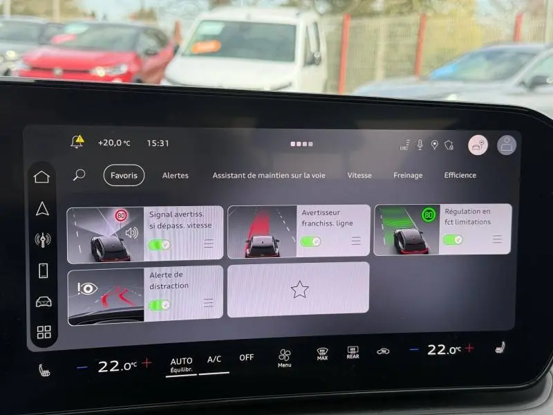 Écran tactile intérieur de l’Audi Q3 2026 affichant les aides à la conduite et la climatisation à 22°C.