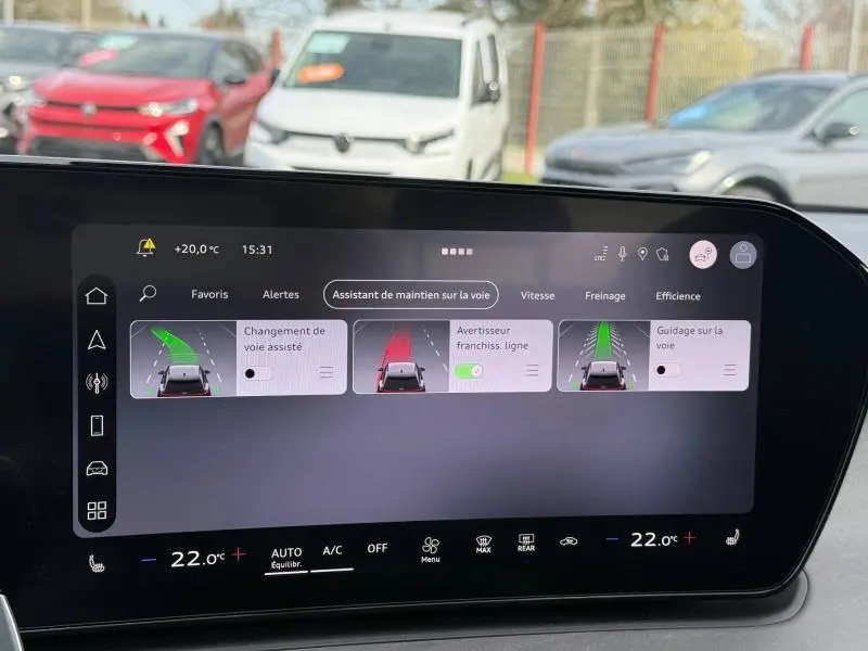 Tableau de bord numérique d’un Audi Q3 2026, affichant l’assistant de maintien sur la voie et la climatisation à 22°C.
