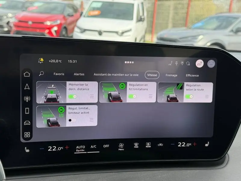 Vue intérieure de l'écran tactile central de l'Audi Q3 2026 affichant l'assistant de maintien de voie et régulation de vitesse.