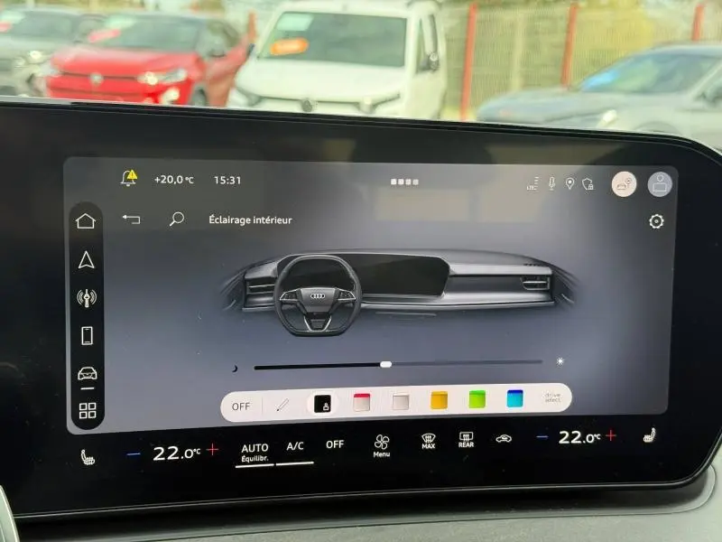 Vue de face de l'Audi Q3 2.0 TDI 150ch S line 2026 en Noir Mythique métallisé, avec calandre et phares distinctifs.