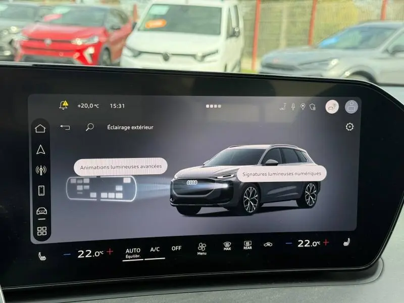Vue 3/4 avant droite de l'Audi Q3 2.0 TDI 150ch S line 2026 en Noir Mythique métallisé avec jantes distinctives.