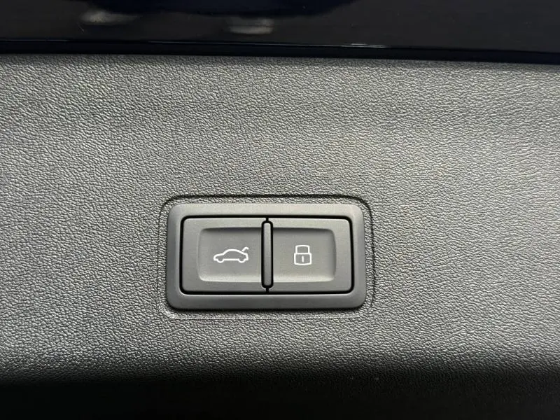 Bouton intérieur noir avec pictogrammes d'ouverture de coffre et de verrouillage, sur Audi Q3 2.0 TDI S line 2026.