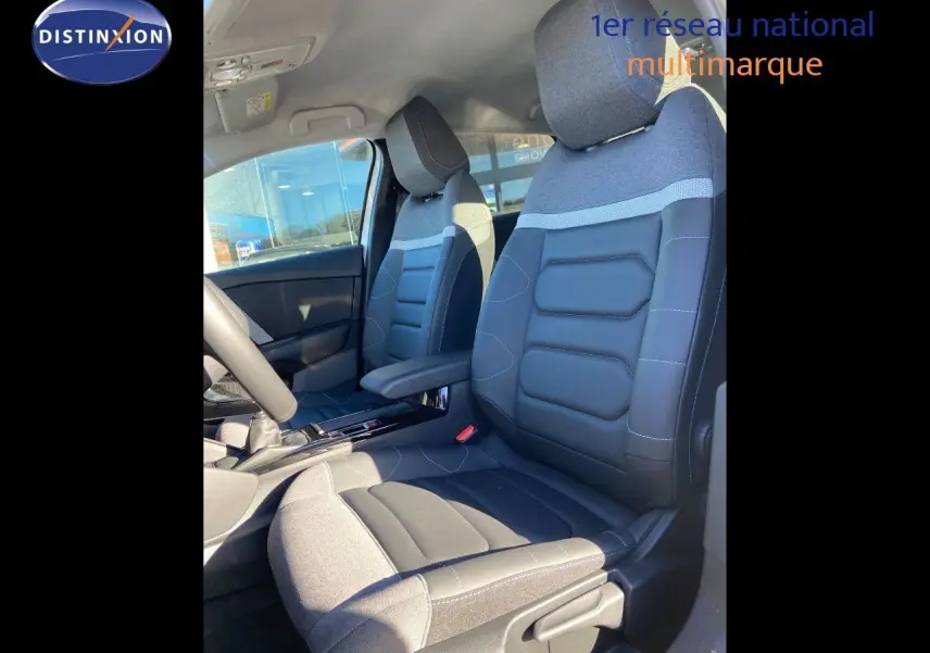 Vue intérieure sur les sièges avant en tissu bicolore gris et noir du Citroën C4 2022, côté conducteur et passager.