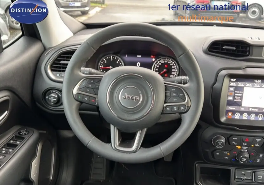 Vue intérieure centrée sur le volant Jeep d'un Renegade noir 2022, avec tableau de bord et écran tactile visibles.