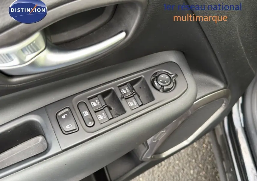 Gros plan sur les commandes de lève-vitres et rétroviseurs côté conducteur d'une Jeep Renegade noire 2022.