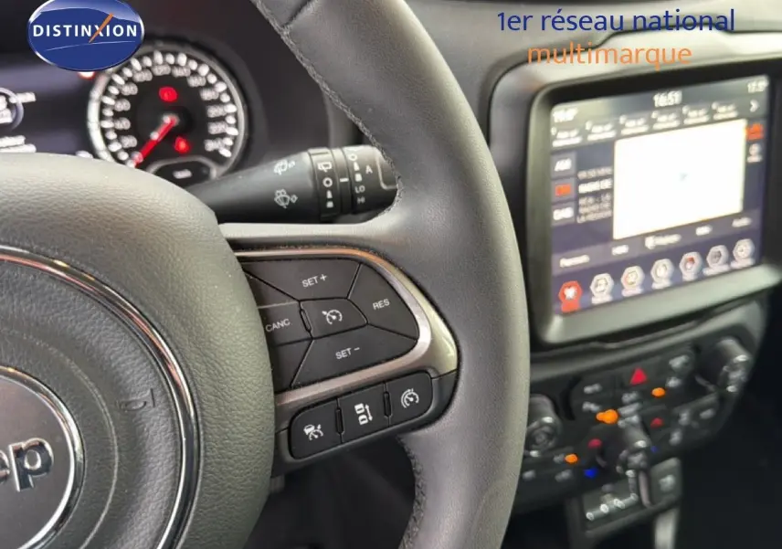 Gros plan sur le volant et le tableau de bord numérique d'un Jeep Renegade noir, version 1.6 MJT 130CH Limited.