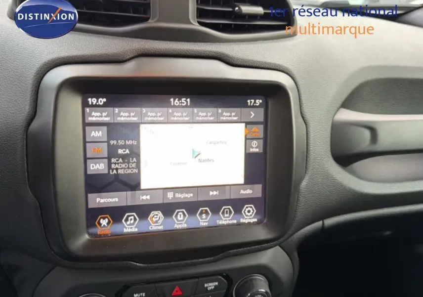 Écran tactile central du tableau de bord du Jeep Renegade noir 2022, affichant la navigation GPS et les options multimédia.