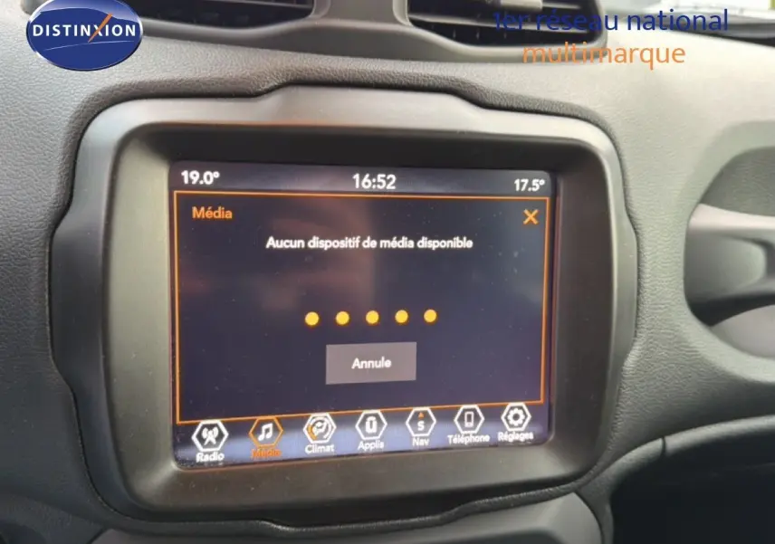 Écran tactile central du tableau de bord d'une Jeep Renegade 2022 noir, affichant le menu média sans source connectée.