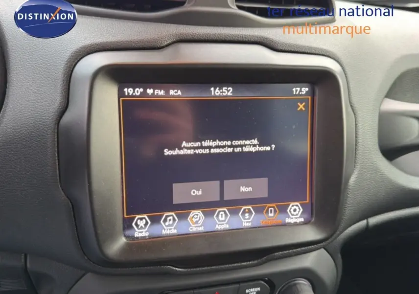 Écran tactile central du tableau de bord d'un Jeep Renegade noir 2022, affichant le menu de connexion téléphone.