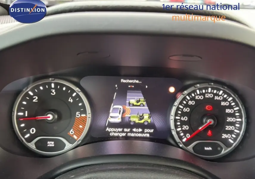 Tableau de bord du Jeep Renegade noir 2022 montrant compte-tours, vitesse et écran d'aide au stationnement.