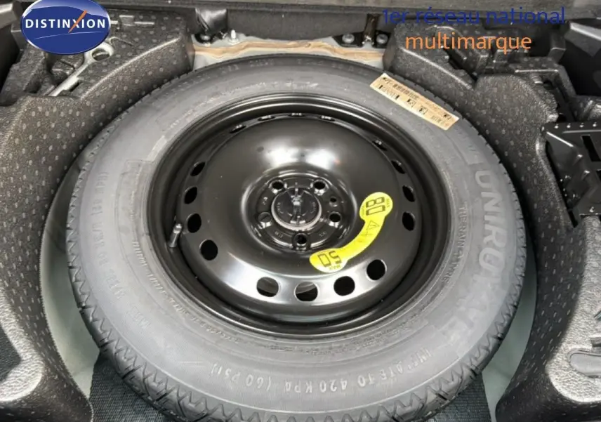 Pneu de secours noir en gros plan dans le coffre d'un Jeep Renegade 2022 version Limited diesel.